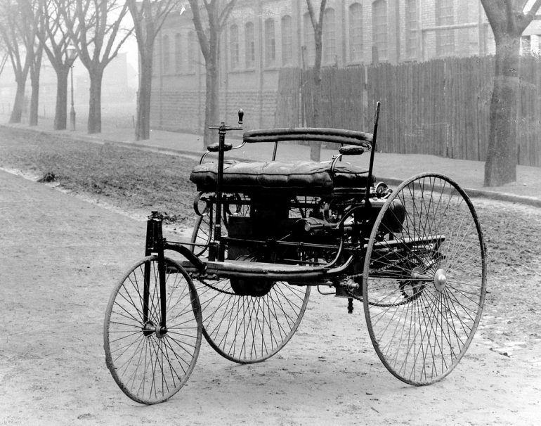 Automobile / Histoire des inventions. Mais d'où vient ce chien qui