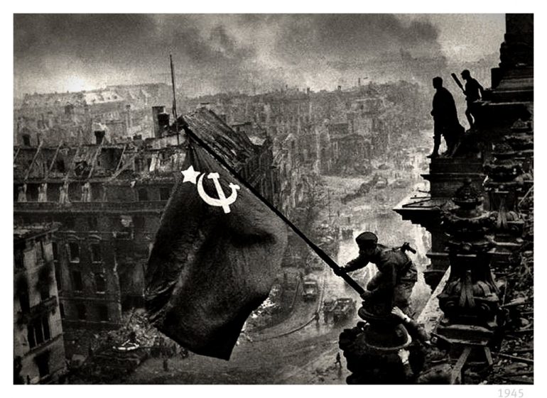 En mai 1945, le drapeau russe flotte sur la ville de Berlin en ruines. © Evgueni Khaldei