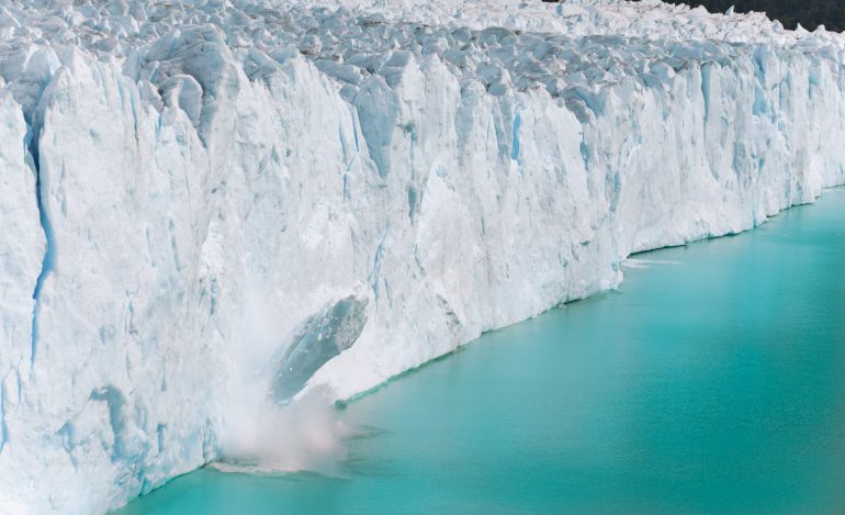 Un bloc de glace se détache du glacier Perito Moreno en Argentine. © Adobe Stock