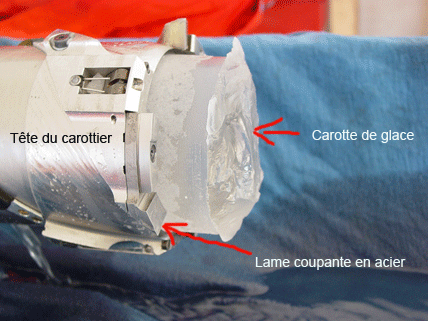 Carotte de glace encore emprisonnée dans le carottier. © Laurent Augustin, CNRS