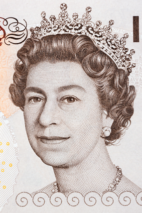 Portrait de la reine Elizabeth II sur un billet de 10 pounds © Fotolia