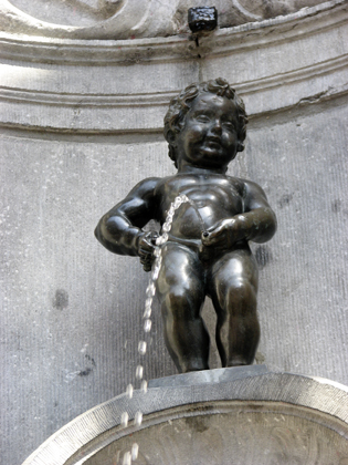 Statue " Le Manneken-Pis" à Bruxelles. Son nom veut dire "le gamin qui pisse" en néerlandais. © Brad Pict / Fotolia