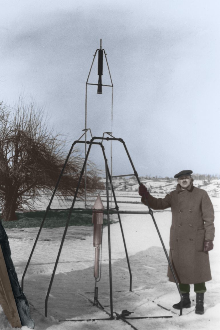 Goddard et sa première fusée, baptisée Nell, en 1926. © Esther C. Goddard/NASA Astronomy Picture of the Day