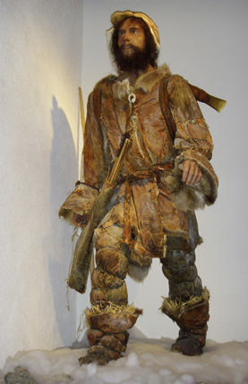 Reconstitution de Ötzi avec ses vêtements et armes. © South Tyrol Museum of Archaeology / www.iceman.it