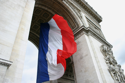 Drapeau tricolore flottant sous l'Arc-de-Triomphe à Paris. (© Remerciements à Chris Stubel)