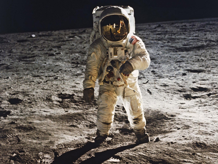 Buzz Aldrin marchant sur la lune (mission Apollo 11) © NASA