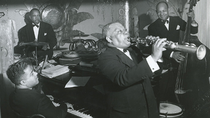 Dans les années 1940, Sidney Bechet joue de la clarinette avec 3 amis, pianiste, batteur et contrebassiste. © S. Bechet Productions / Jazzitude