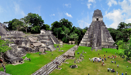 Ruines de Tikal dominées par la pyramide du Grand Jaguar. © Droits réservés / Tourisme-Guatemala.