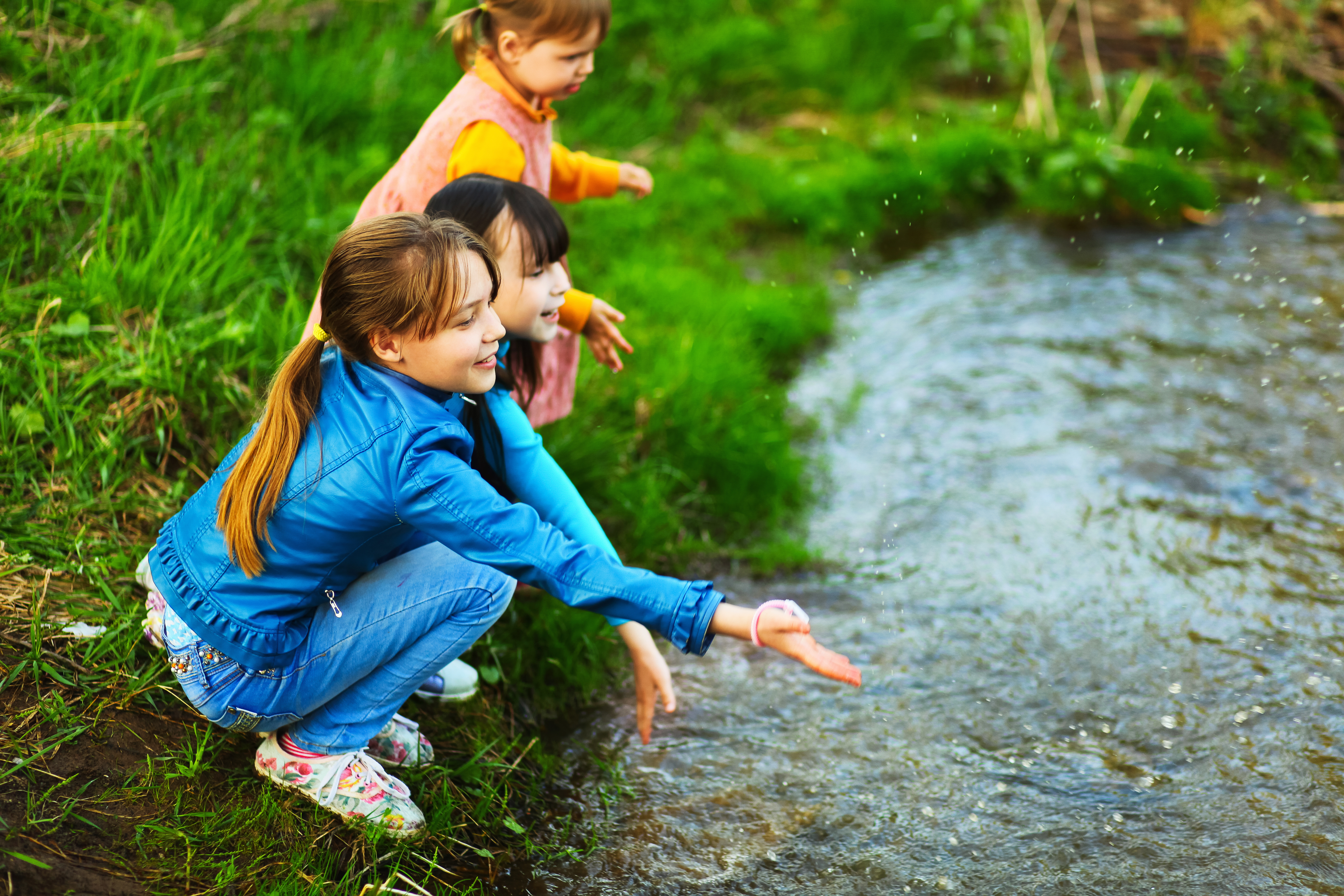 The children happy outdoors sitting on river © EduardSV/Adobe Stock