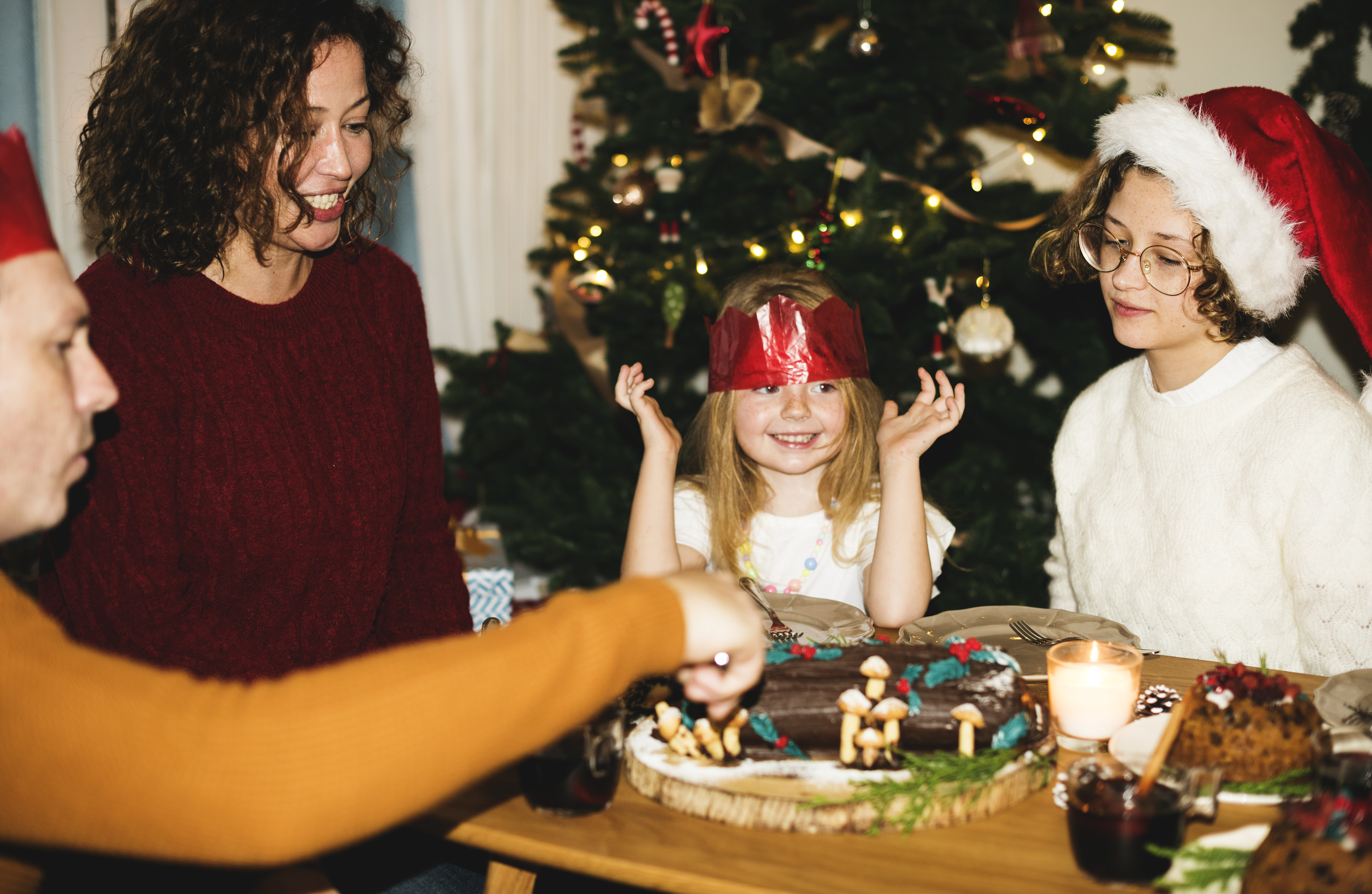Family having a Christmas dinner © Rawpixel/Adobe Stock