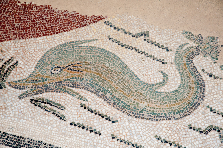 Mosaïque de dauphin dans la villa romaine du Casale, Sicile © Siculodoc/Adobe Stock