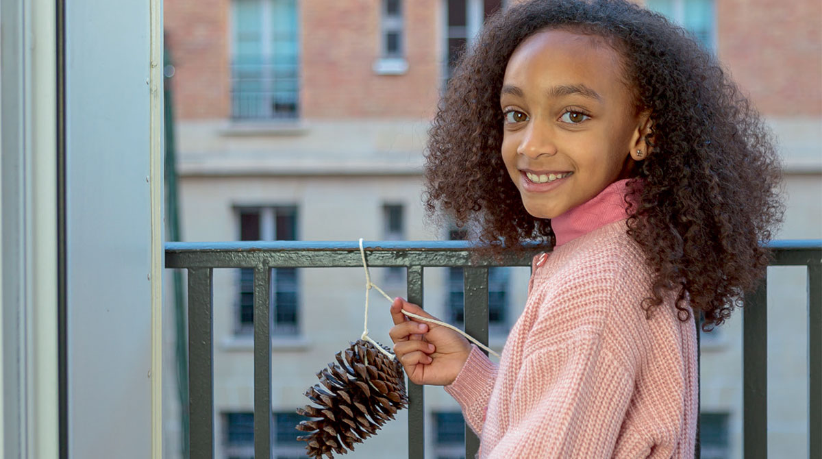 © Photo : Rebecca Josset. “Labo science : fais ta météo avec… une pomme de pin !”, Images Doc n°398, février 2022.