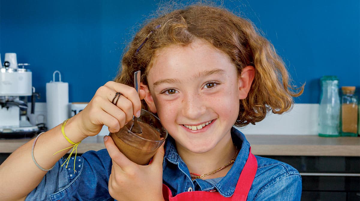 © Photo : Rebecca Josset. Labo science : écoute ta mousse au chocolat !, Images Doc n°408, décembre 2022.